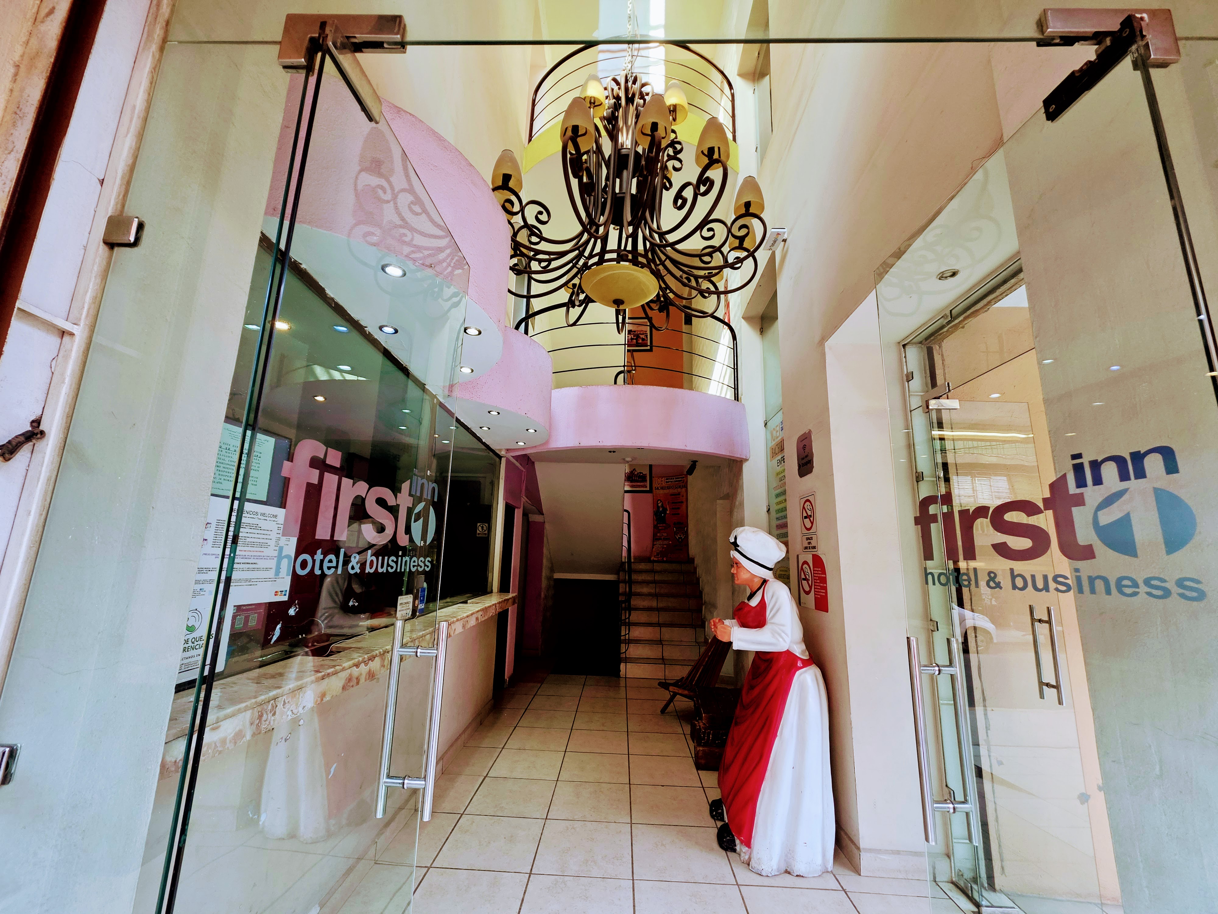 Recepción del Hotel First Inn