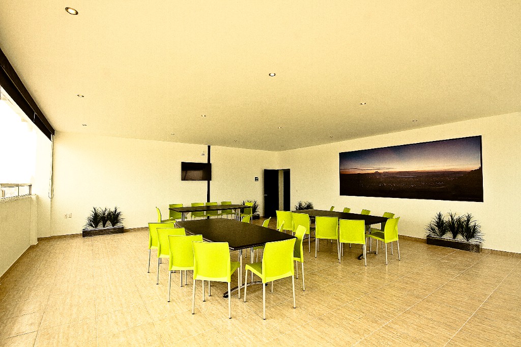 Salón de conferencias con montaje tipo auditorio para evento corporativo
